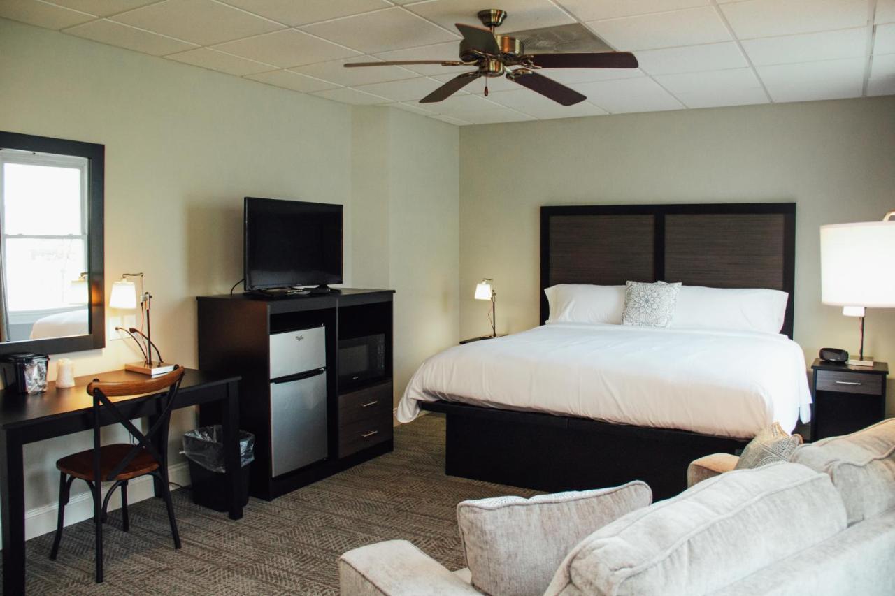 Country Squire Inn And Suites New Holland Екстер'єр фото