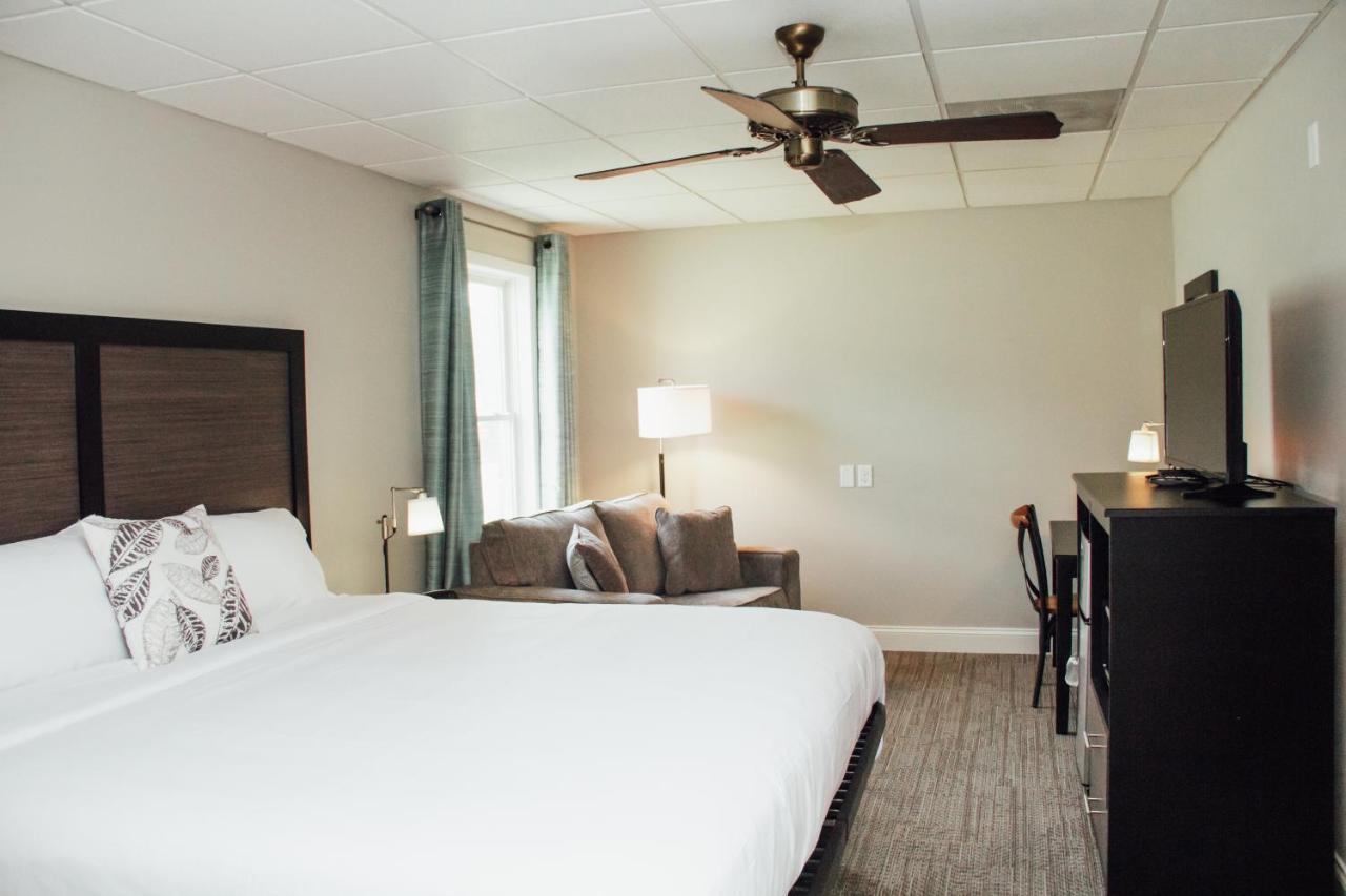 Country Squire Inn And Suites New Holland Екстер'єр фото