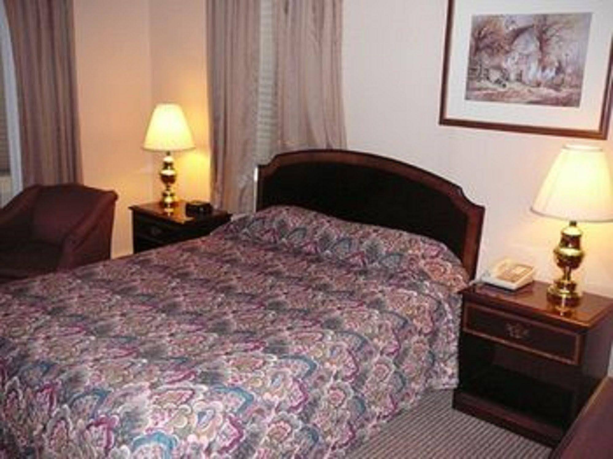 Country Squire Inn And Suites New Holland Екстер'єр фото