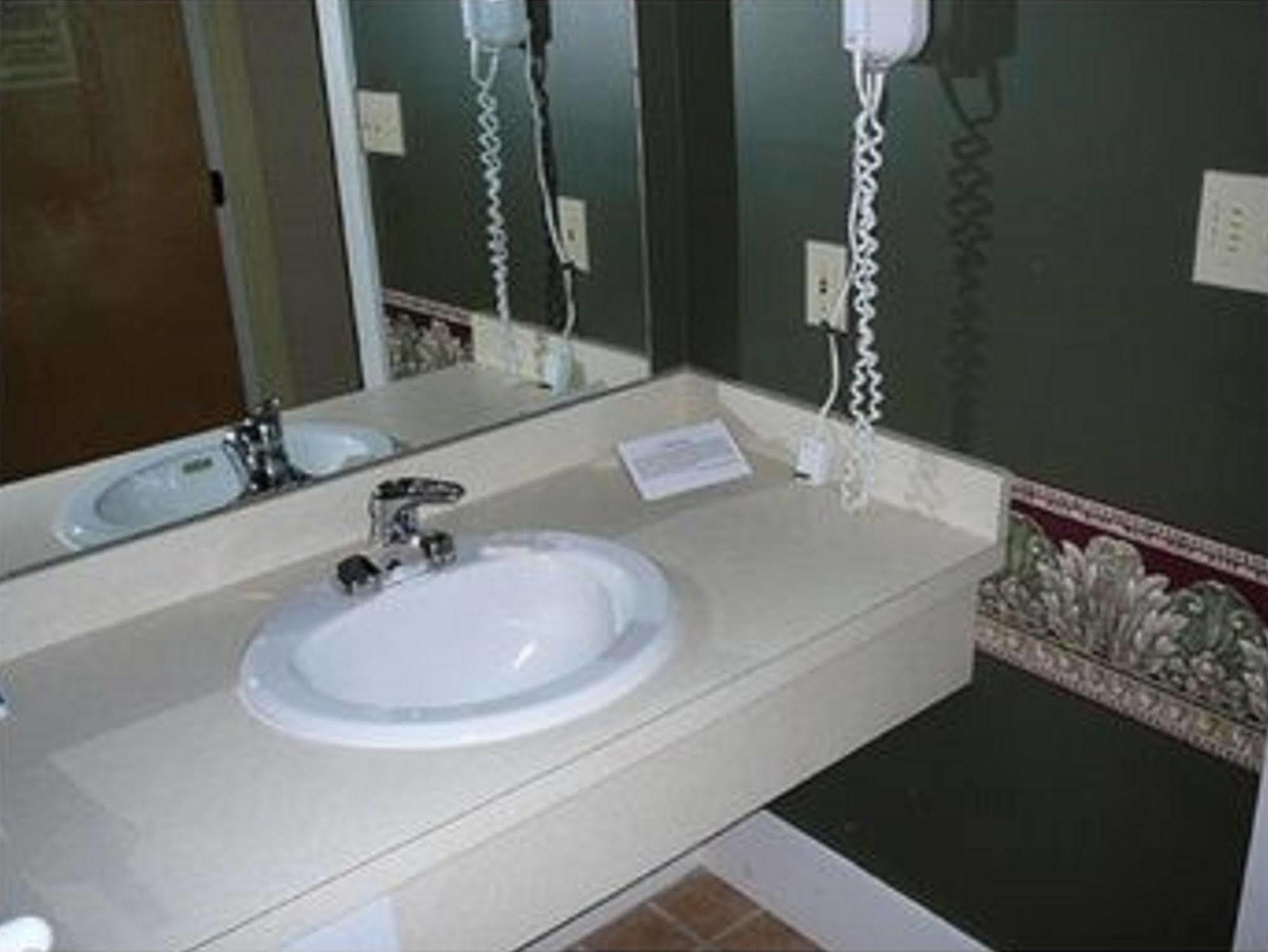 Country Squire Inn And Suites New Holland Екстер'єр фото